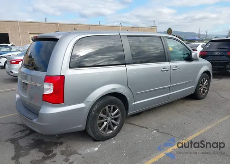 2015 Chrysler Town & Country S z USA, uszkodzony, nr VIN 2C4RC1HG5FR590491